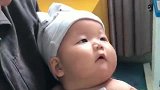 护士阿姨给小宝宝打针，没想到宝宝一直盯着阿姨看，小表情好逗啊