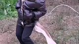 大妹子你穿羽绒服就算了，但是鹅毛的就过分了啊