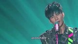 大张伟真会疼人，大方携妻亮相机场，娇妻发福成胖的像怀孕