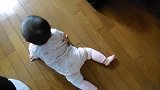 好逗！10个月小宝宝像壁虎漫步一样爬，这动作也太特别了吧