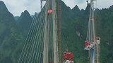 给塔吊上的师傅