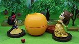 白雪和贝儿找到一个大橘子，可贝儿不愿分享，结果吃坏肚子了
