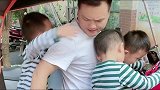 爸爸接三胞胎儿子放学回家，一个小车载着三百万，爸爸压力大啊