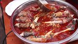新疆伊犁：伊宁夜市上的牛骨头和胡辣羊蹄，像是妈妈做的味道！