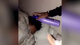 男子恶搞正在睡觉的朋友，朋友感到不高兴，直接就开打了！