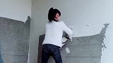 当初花万彩礼娶回家的媳妇，现在还不是和自己大嫂一块刮腻子！