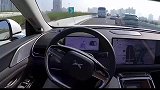 男子堵车路段使用自动驾驶，接下来吓的他手足无措