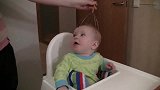 小宝宝第一次做头皮按摩，惹得宝宝好奇的不停摸头，反应好可爱