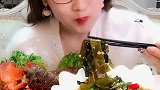 吃货吃红油海螺，一口闷再来口海带，美极了！