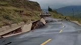 甘肃通渭发生特大山体滑坡 大桥垮塌公路被撕裂