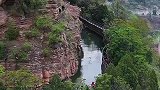 这条人工天河开挖在山腰,耗时10年全长1500里靠30万人手工开凿,它代表“红旗渠精神” 我在人工天河红旗渠