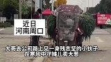 小伙身残志坚卖大葱养活自己，好心大哥全买下并送他羽绒服