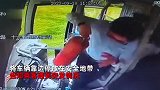 路遇货车起火，41岁女公交司机拎灭火器飞奔，爬上一人高车厢灭火
