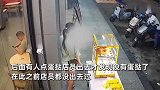 女子便利店门口连吃5个蛋挞，吃完不付钱扭头就走，监控拍下全程