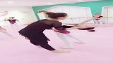 这舞蹈训练火了，美女老师一对一指导，小女孩身体特柔软