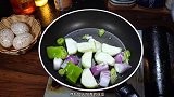 丝瓜怎样炒又绿又好吃，像我这样做的丝瓜炒青椒又绿又好吃