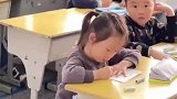 小学生听写现场状态各不相同