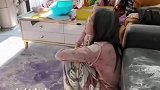 孩子们把家里弄成面粉屋，妈妈打着点滴无奈比耶