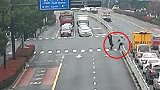 全国首例以袭警罪起诉案：杭州一男子持铁棍袭击民警