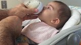 小宝宝喝奶奶好认真啊！是想一口气喝完吗都呛到了还不停的喝