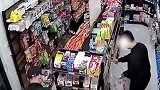 两人进无人自助超市盗窃，不顾客服语音劝告，拎走两大袋零食