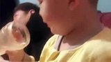 萌娃不肯喝奶，爸妈想出奇招