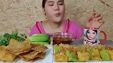 泰国大妹子吃油炸金针菇，生吃蔬菜就不怕拉肚子吗