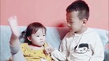 哥哥在家教妹妹唱歌，这是哥哥不在家教给妹妹的生存技能，哈哈