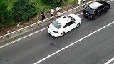 后怕！高速隧道口大货车猛怼小车 6人提前撤离逃过一劫