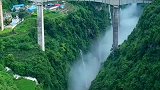 贵州深山里铁路桥下，四周风景如画，犹如人间仙境！