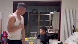 爸爸欺负女儿，不料下一秒被儿子扇了一耳光