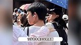 胡静一家三口游环球影城，朱兆祥和儿子负责背包，15岁牛魔王又高又帅