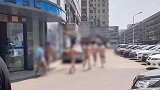 长沙5名男子业绩没比赢裸奔 警方通报：故意裸露身体 行拘！