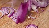 洋葱怎样最好吃，农村媳妇教你这样做，开胃又入味，非常的过瘾