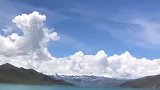 西藏羊湖，在蓝天白云的映衬下更美