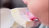 萌娃偷吃雪糕惨遭雪糕“毒手”，妈妈笑着用热水解围