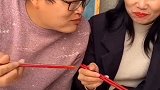 我们都结婚这么多年了，喂她吃口饭还害羞太搞笑了！