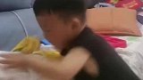弟弟激怒哥哥，两人在家中打架