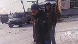 这么多大老爷们，杀猪把猪给杀跑了