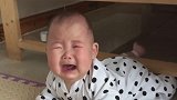 小宝宝趴在床上，没想到妈妈突然叫了下宝宝的名字，宝宝吓得大哭