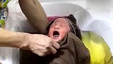 奶奶给孙子洗澡，宝宝却一直在哭，有经验的奶奶都不知如何是好