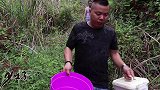 四娃再次出发去网鱼，带上工具信心满满，再没收获只有回家喝稀饭