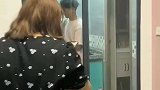 女子走路只顾看手机，一头撞上玻璃男友暖心安慰