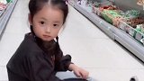萌娃去逛超市，拿了好多好吃的