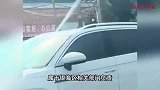 网曝城管被摊贩驾车顶行连闯多个红灯，官方回应