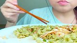 看看女孩怎么吃菠菜面条，吃的津津有味，发出的咀嚼声真好听