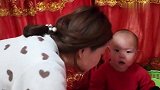 宝妈和宝宝表演装哭，宝宝入戏太深跟真的一样，宝妈甘拜下风