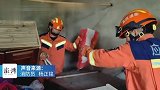 消防员到居民家中抓蛇全程不敢看，大妈安慰“别怕”