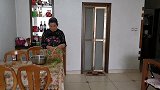 闺女满心欢喜等待爸爸回家，却看到爸爸憔悴的样子，心疼极了