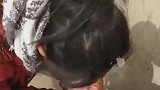 有智力问题的妈妈，这么冷的天给孩子穿这么少！